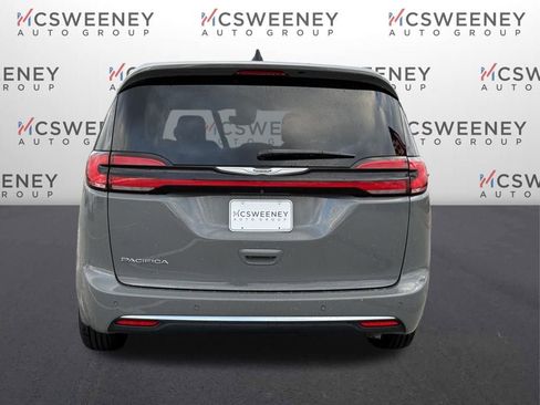 Used 2023 Chrysler Pacifica Touring-L image 4
