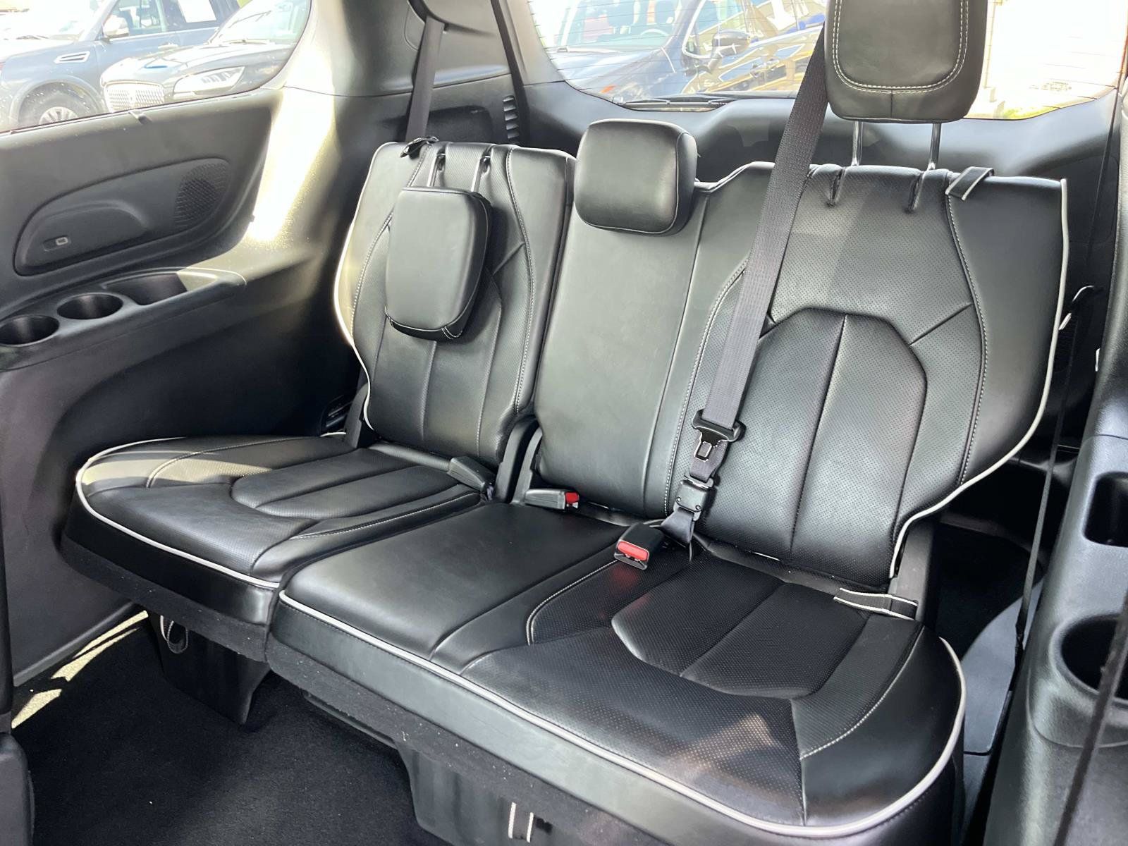 Used 2025 Chrysler Pacifica Limited FWD image 18