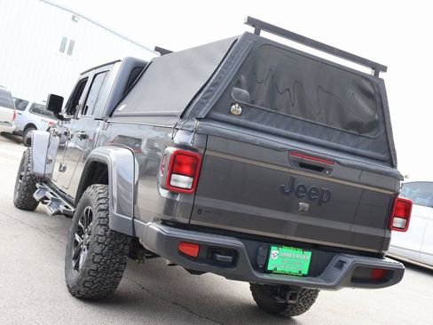 Used 2022 Jeep Gladiator Sport image 3