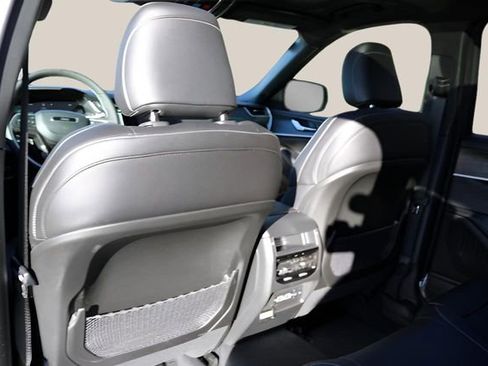 New 2025 Jeep Grand Cherokee Limited image 15