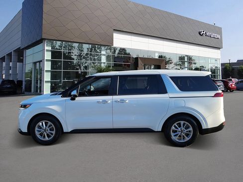 Used 2024 Kia Carnival LX FWD image 3