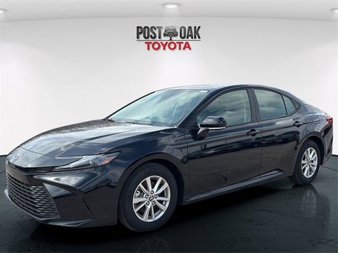 Used 2025 Toyota Camry LE image 3