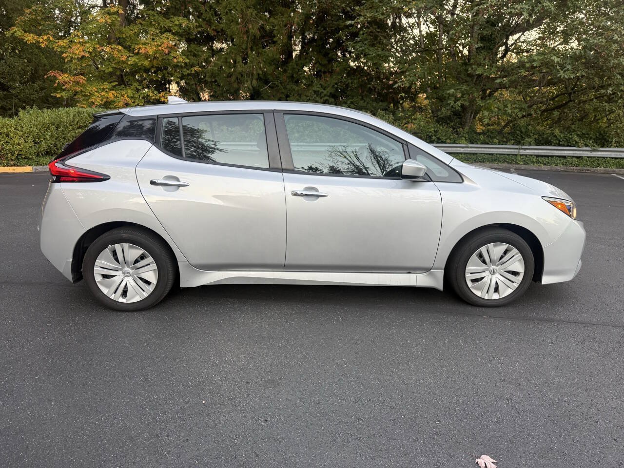 Used 2025 Nissan Leaf S FWD image 3