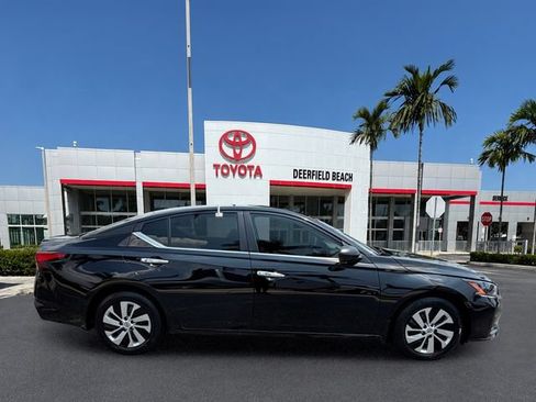 Used 2024 Nissan Altima 2.5 S FWD image 8