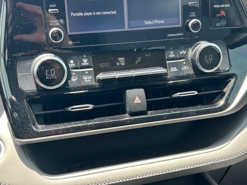 Used 2020 Toyota Highlander L FWD image 29
