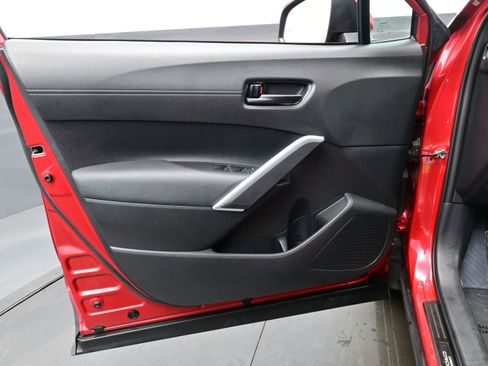 Used 2022 Toyota Corolla Cross LE image 9