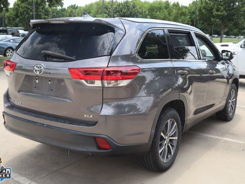 Used 2019 Toyota Highlander XLE FWD image 3