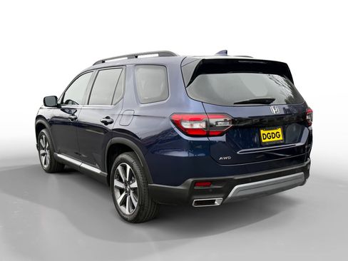 Used 2025 Honda Pilot Touring image 3
