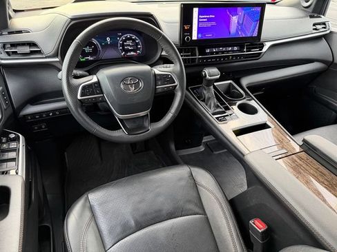 Certified 2025 Toyota Sienna Platinum AWD/4WD image 35
