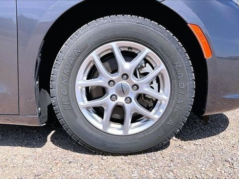 Used 2023 Chrysler Pacifica Touring-L FWD image 31