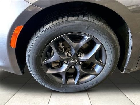 Used 2020 Chrysler Pacifica Touring w/ S Appearance Package image 9