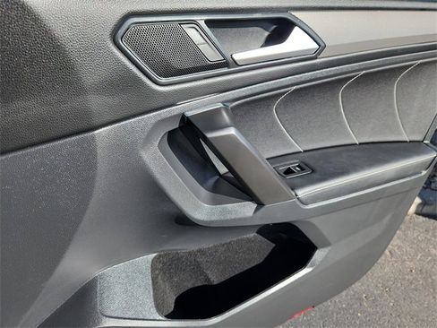 Used 2022 Volkswagen Tiguan SE w/ Panoramic Sunroof Package image 14
