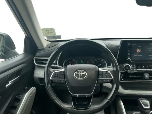 Used 2021 Toyota Highlander XLE AWD/4WD image 12