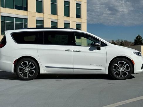 New 2026 Chrysler Pacifica Pinnacle image 3