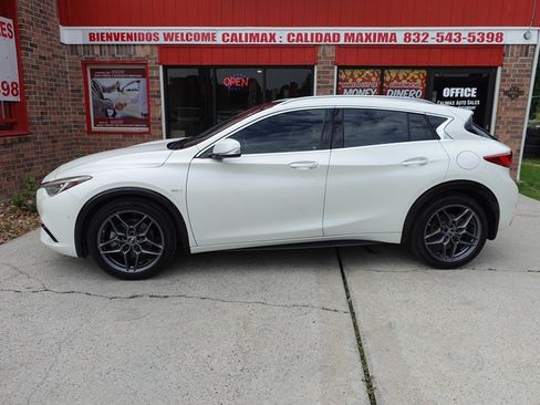Used 2018 INFINITI QX30 Premium w/ Navigation Package FWD image 1