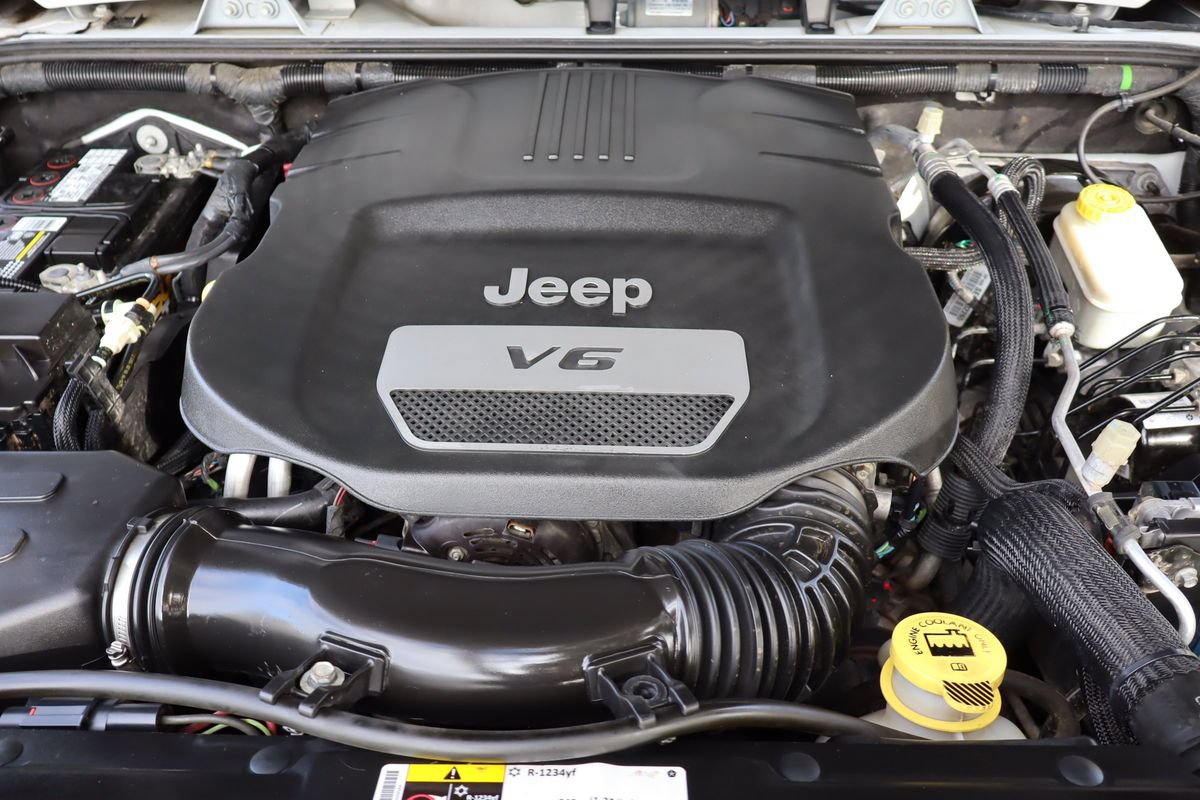 Used 2015 Jeep Wrangler Unlimited Rubicon w/ Connectivity Group AWD/4WD image 39