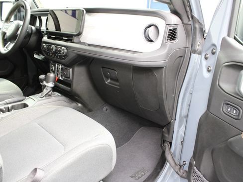 Used 2024 Jeep Wrangler Unlimited Sahara w/ Technology Group AWD/4WD image 35