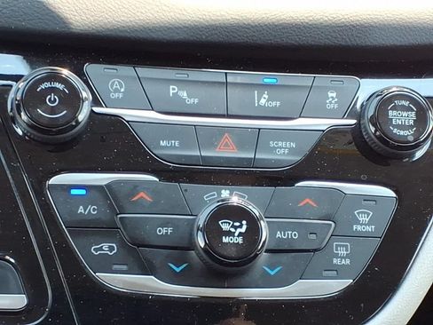 Used 2023 Chrysler Pacifica Touring-L FWD image 18