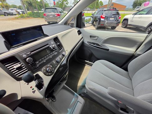 Used 2012 Toyota Sienna LE FWD image 17