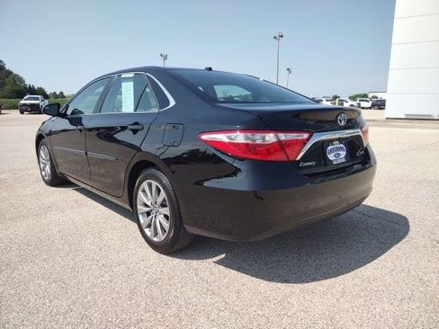 Used 2017 Toyota Camry XLE w/ Moonroof Package FWD image 3