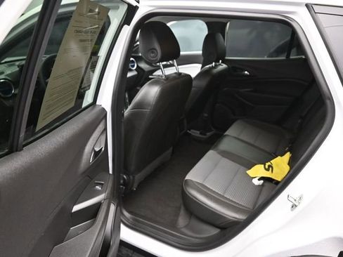 Used 2025 Chevrolet Trax LT image 29