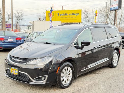Used 2018 Chrysler Pacifica Touring-L image 8