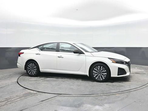 Used 2023 Nissan Altima 2.5 SV AWD/4WD image 8