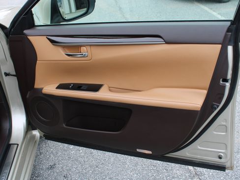 Used 2016 Lexus ES 350 w/ Premium Package w/Wood Trim image 16