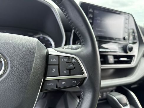 Used 2022 Toyota Highlander XLE AWD/4WD image 19