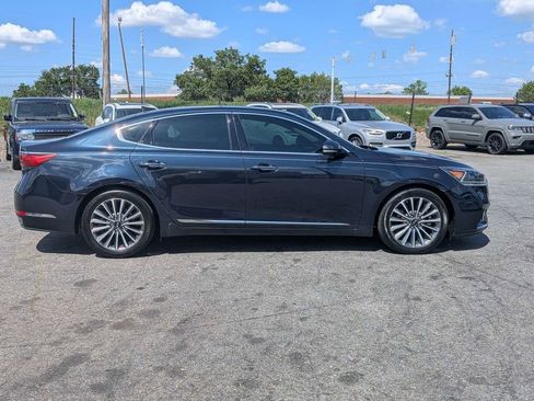 Used 2017 Kia Cadenza Premium w/ Luxury Package FWD image 4
