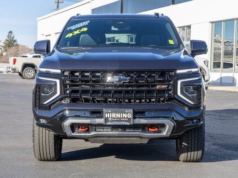Used 2025 Chevrolet Suburban Z71 image 2
