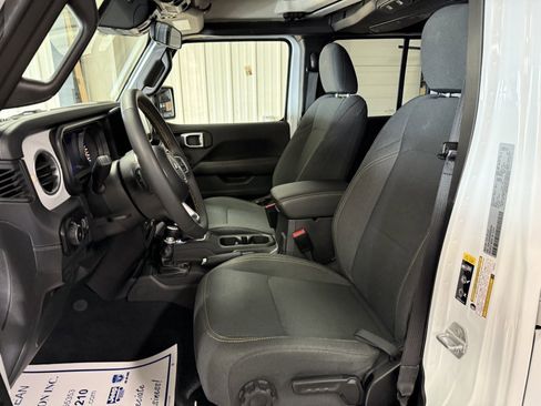 Used 2025 Jeep Wrangler Sahara image 11