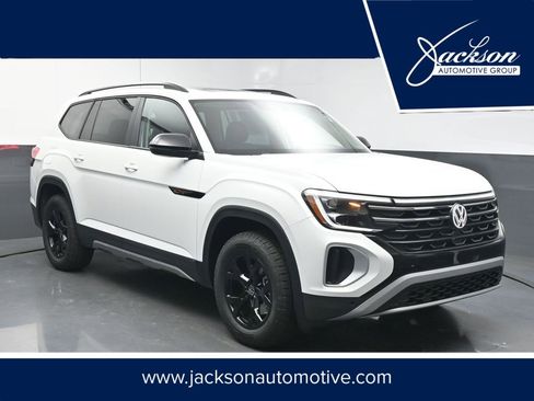 Used 2025 Volkswagen Atlas Peak Edition SE image 1