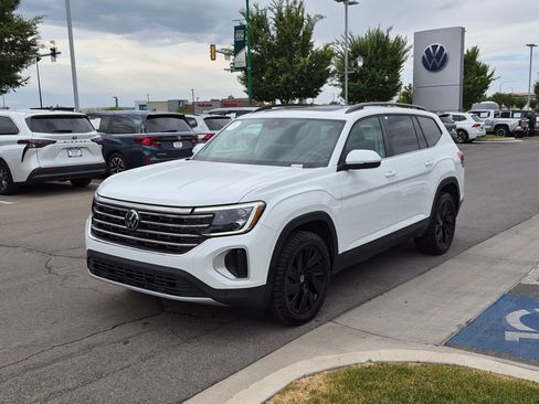 Used 2024 Volkswagen Atlas SE w/ Panoramic Sunroof Package AWD/4WD image 11