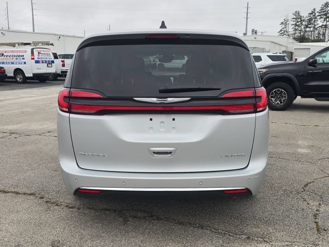 Used 2024 Chrysler Pacifica Limited FWD image 4