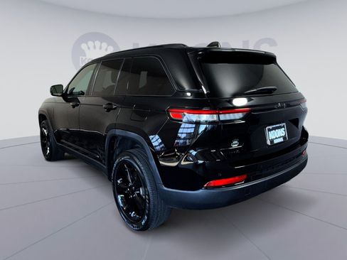 Used 2023 Jeep Grand Cherokee Altitude AWD/4WD image 4