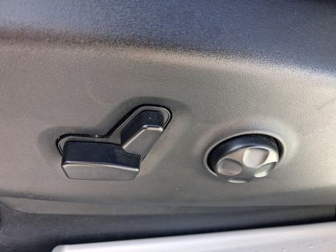 Used 2023 Chrysler Pacifica Touring-L image 19