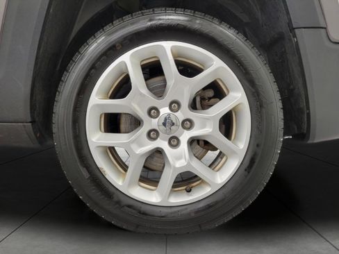 Used 2016 Jeep Renegade Latitude image 3