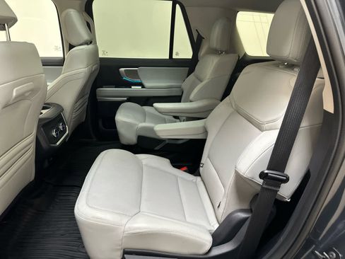 Used 2025 Ford Expedition Platinum AWD/4WD image 6
