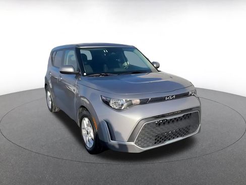 Used 2025 Kia Soul LX w/ LX Technology Package image 2