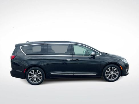Used 2019 Chrysler Pacifica Limited w/ Tire & Wheel Group FWD image 9