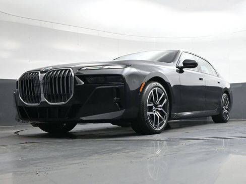 Used 2025 BMW 760i xDrive w/ Luxury Rear Seating Package image 32