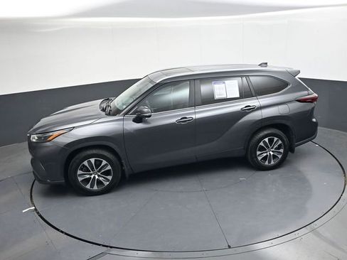 Used 2024 Toyota Highlander XLE image 28