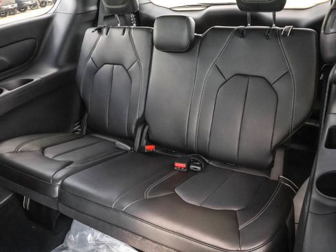 New 2026 Chrysler Pacifica Select image 14