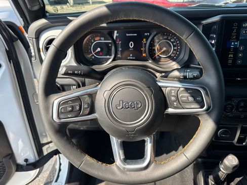 Used 2024 Jeep Wrangler Unlimited Sahara w/ Technology Group AWD/4WD image 15