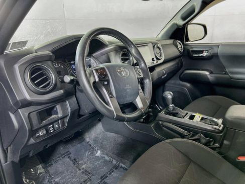 Used 2018 Toyota Tacoma TRD Off-Road AWD/4WD image 9
