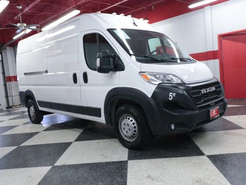 Used 2024 RAM ProMaster 2500 w/ Convenience Group FWD image 3