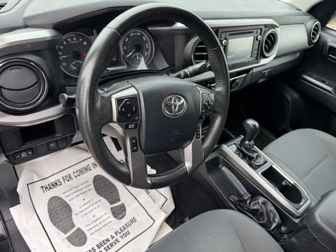 Certified 2018 Toyota Tacoma SR5 AWD/4WD image 12