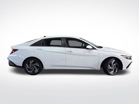 Certified 2025 Hyundai Elantra SEL image 2