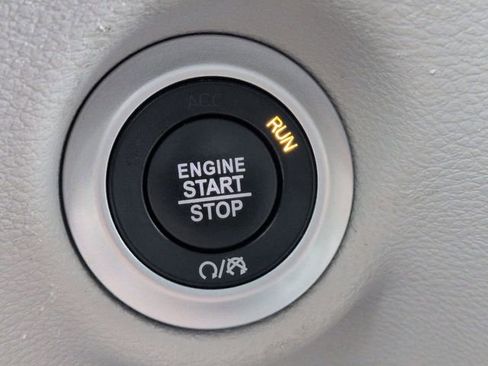Used 2024 Chrysler Pacifica Touring-L FWD image 18